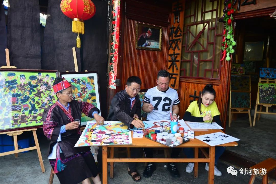 主持人向农民画传承人学习绘画.JPG